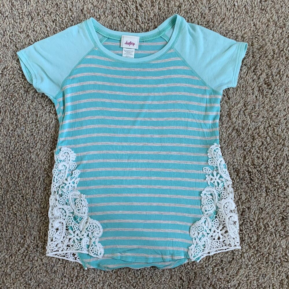 Daytrip girl size medium shirt tee EUC
